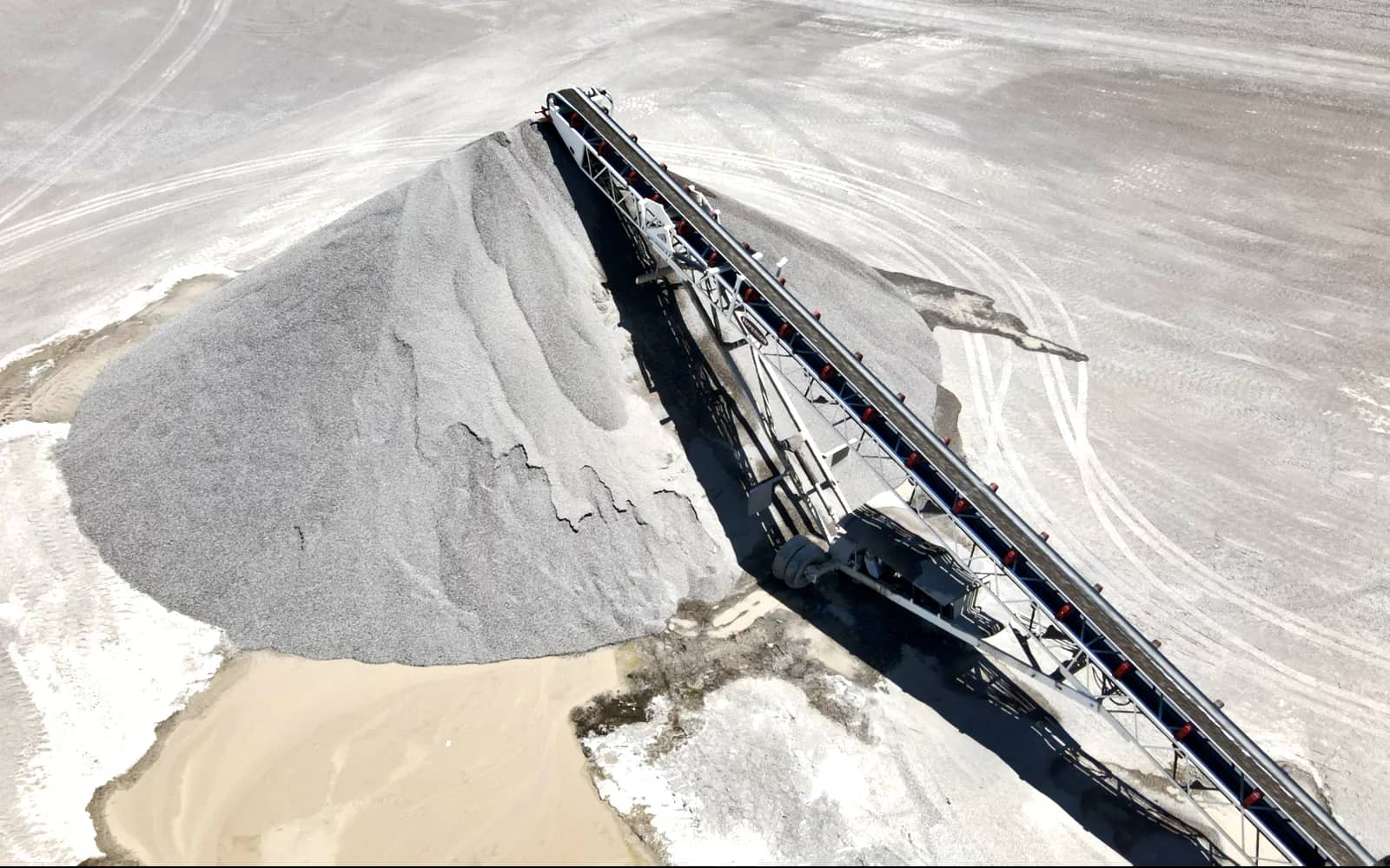 Conveyor piling up crushed rock