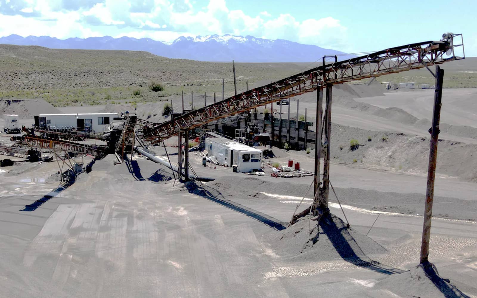 Conveyor waiting for scraped material feed