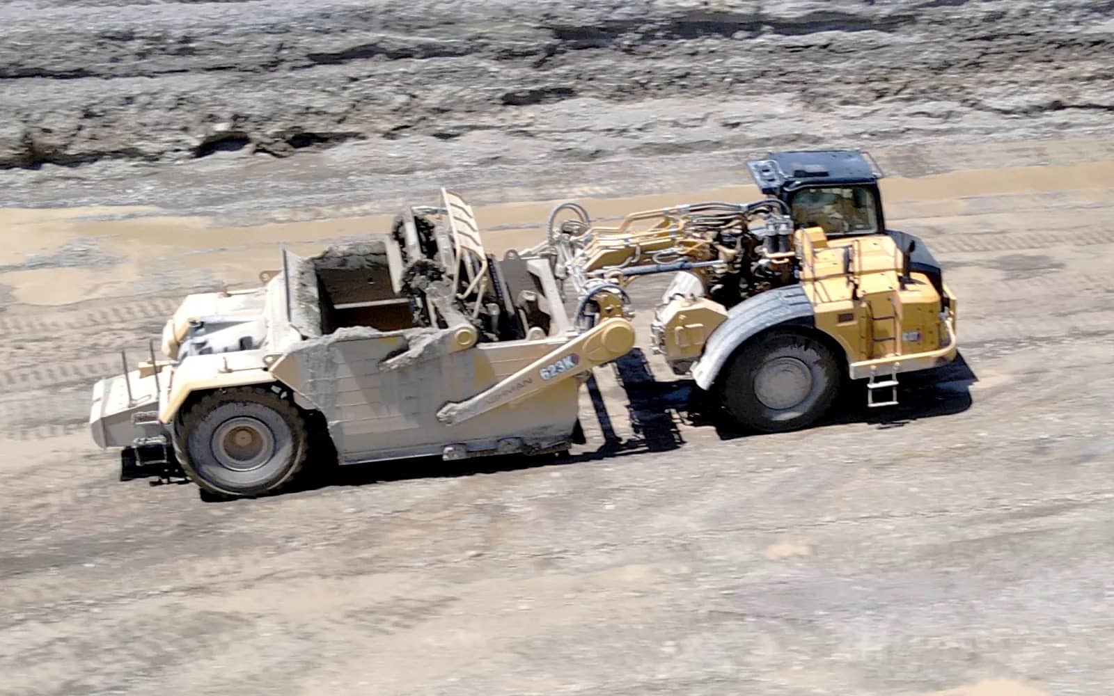 Scraper preparing ground for screener